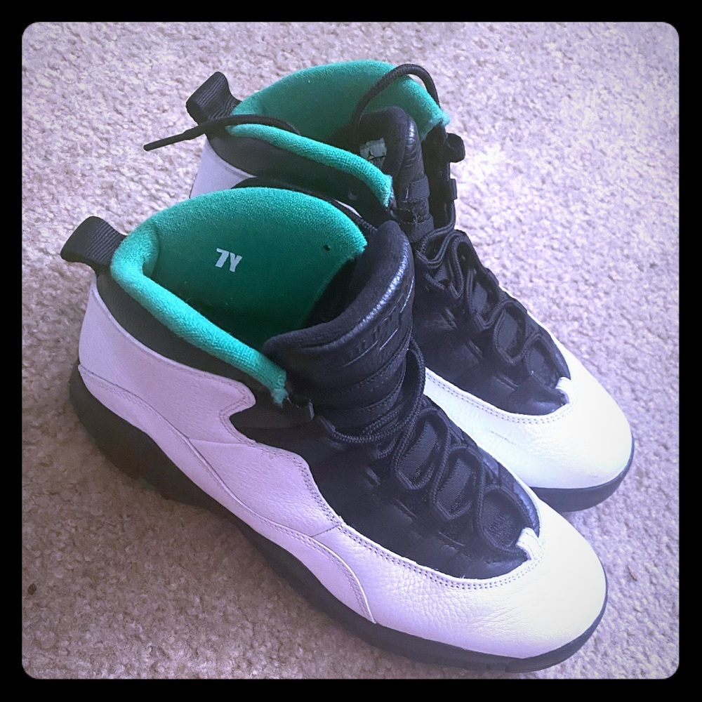 Black white and green youth 7 or woman’s 9 worn✌🏾